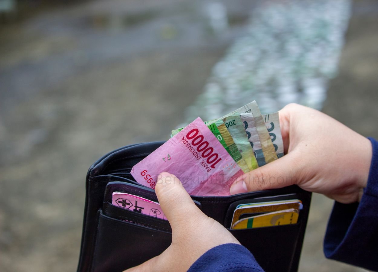 Rupiah Tertekan, Dolar AS Nyaris Rp18.000 dan Dolar Singapura Sentuh Rp14.000 - BengkuluTerkini.com