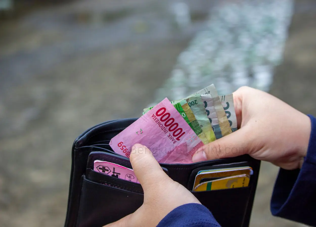 Rupiah Tertekan, Dolar AS Nyaris Rp18.000 dan Dolar Singapura Sentuh Rp14.000