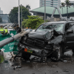 Mobil Dinas TNI Kecelakaan di Depan DPR, Korban Luka Dievakuasi dan Lalu Lintas Macet