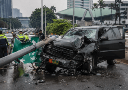 Mobil Dinas TNI Kecelakaan di Depan DPR, Korban Luka Dievakuasi dan Lalu Lintas Macet
