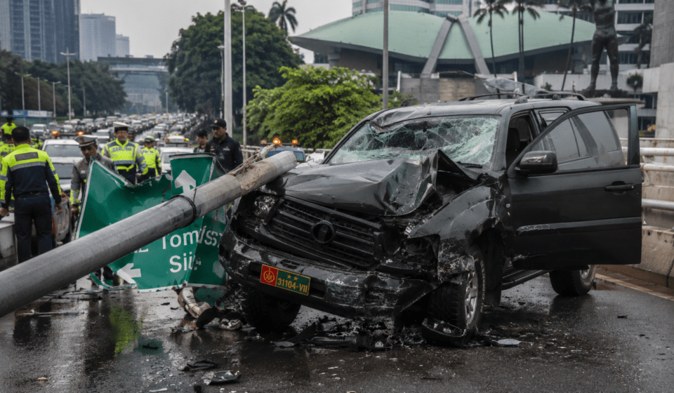 Mobil Dinas TNI Kecelakaan di Depan DPR, Korban Luka Dievakuasi dan Lalu Lintas Macet Mobil Dinas TNI Kecelakaan di Depan DPR, Korban Luka Dievakuasi dan Lalu Lintas Macet