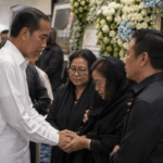 Jokowi Kenang Rachmat Gobel sebagai Menteri Pekerja Keras saat Takziah ke Rumah Duka