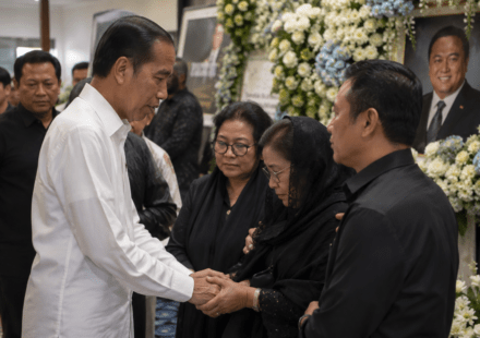 Jokowi Kenang Rachmat Gobel sebagai Menteri Pekerja Keras saat Takziah ke Rumah Duka