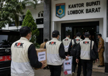 KPK Geledah Kantor hingga Rumah Bupati Lombok Barat, Sita Catatan Keuangan
