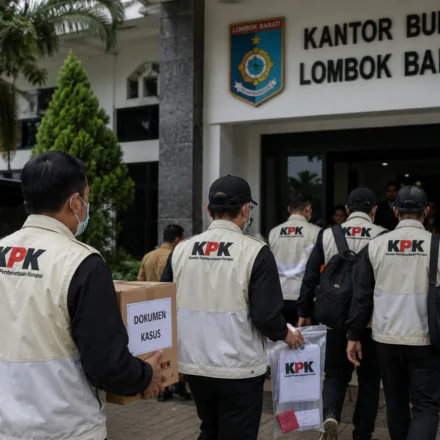 KPK Geledah Kantor hingga Rumah Bupati Lombok Barat, Sita Catatan Keuangan