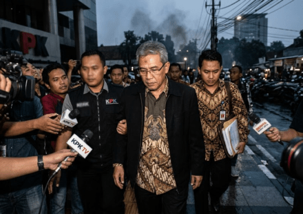 KPK Periksa Plt Gubernur Riau terkait Penemuan Uang Saat Penggeledahan