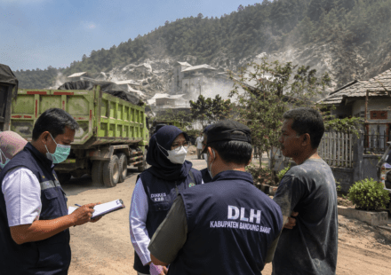 Debu Kapur Selimuti Permukiman Cipatat, Dinkes Bandung Barat Turunkan Tim