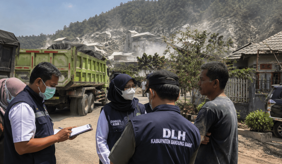 Debu Kapur Selimuti Permukiman Cipatat, Dinkes Bandung Barat Turunkan Tim