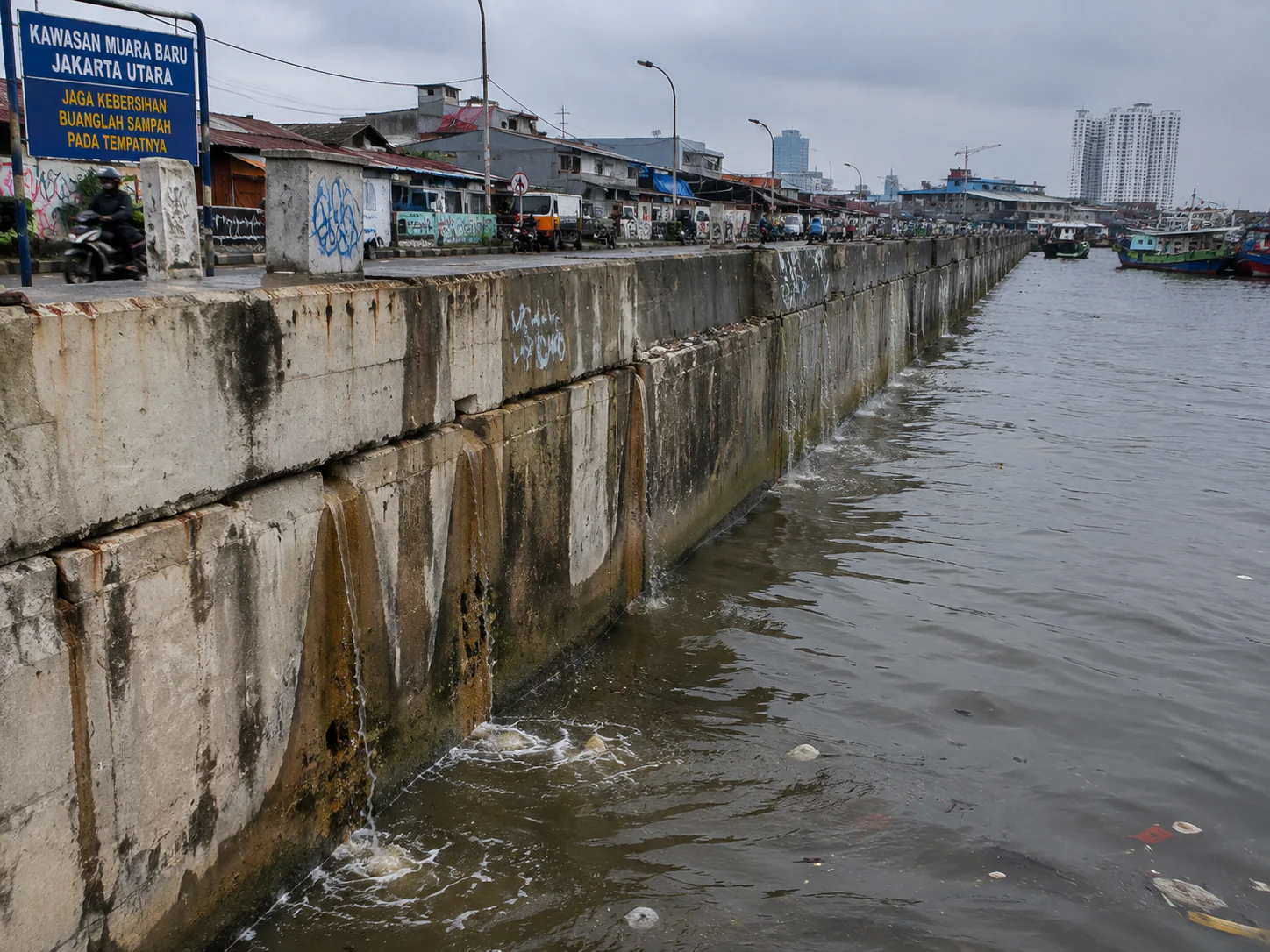 Tanggul Air Laut Muara Baru Rembes, Warga Khawatir