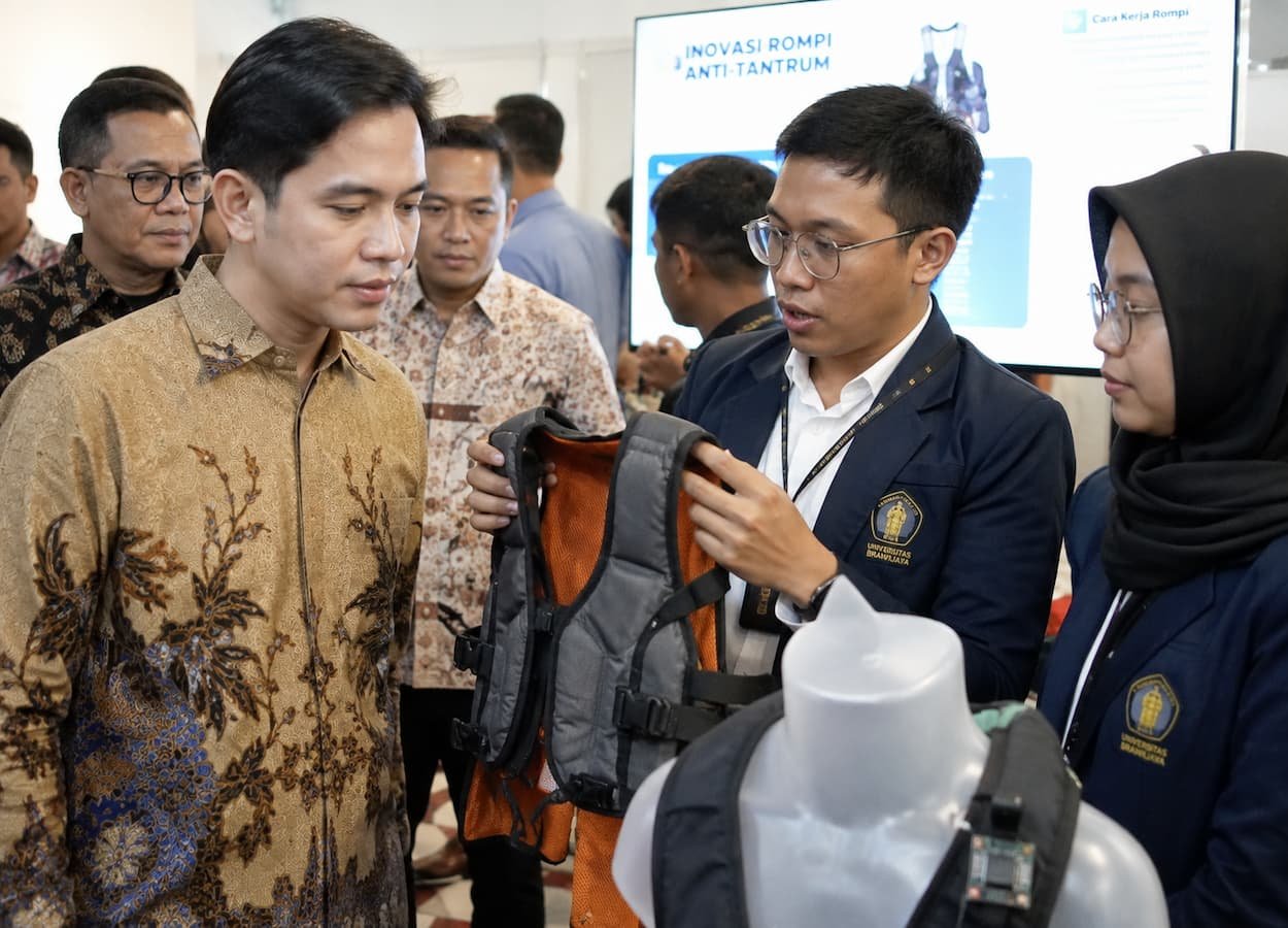 Gibran Rakabuming Meninjau Inovasi Rompi Anti Tantrum